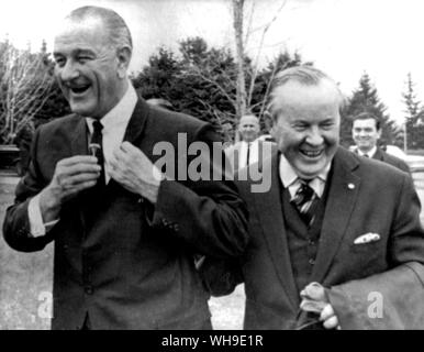 26 maggio 1967: Presidente Lyndon B. Johnson (1908-1973) e il primo ministro canadese Lester Pearson godetevi uno scherzo come Johnson (Presidente degli Stati Uniti d'America 1963-69) raccoglie un daffodil e lo mette nella sua giacca. Essi avevano visitato Expo 67 a Montreal, Canada. Foto Stock