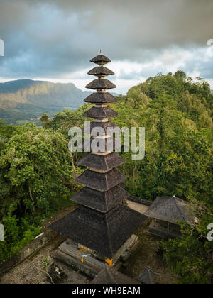 Vista aerea di Pura Bukit Sangkan Gunung, Sidemen, Bali, Indonesia, Asia sud-orientale, Asia Foto Stock