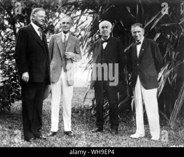 11 FEB 1929: (l-r) presidente Herbert Hoover (1874-1964), Henry Ford, Thomas Edison e Harvey Firestone al signor Edison, home, Fort Meyers, Florida. Hoover fu il trentunesimo Presidente degli Stati Uniti d'America da 1929-1933. Foto Stock