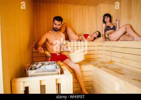 Donna e uomo seduto in una sauna Foto Stock