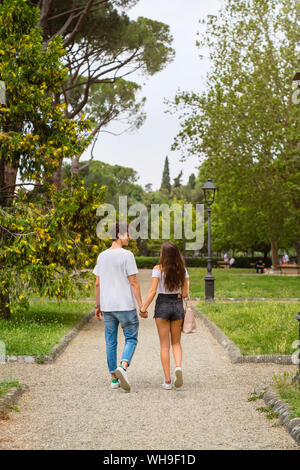 Vista posteriore della coppia giovane in un parco Foto Stock