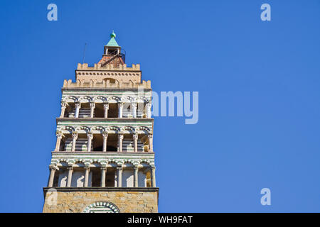 Dettaglio del campanile di San Zeno chiesa cattedrale nella città di Pistoia - Toscana - Italia) - Immagine con spazio di copia Foto Stock