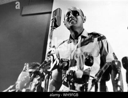 Moshe Dayan (1915-1981), Israeliano generale e uomo politico. Parlando nel corso di una conferenza stampa a Tel Aviv, Giugno 1967. Foto Stock