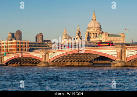 La Cattedrale di Saint Paul e il fiume Tamigi, City of London, Londra, Inghilterra, Regno Unito, Europa Foto Stock