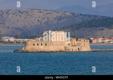 Soleggiato Bourtzi veneziano fortezza, isola, Nafplio (Nafplion), nei pressi di Argos, Argolic Gulf, Peloponneso orientale, Grecia, Europa Foto Stock