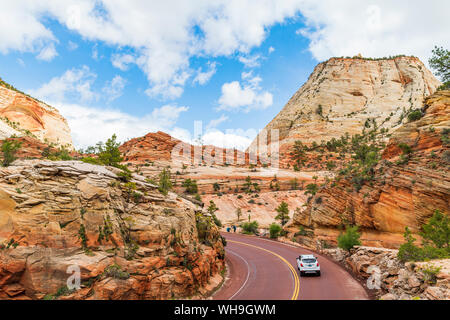 Guidando attraverso il Parco Nazionale di Zion, Utah, Stati Uniti d'America, America del Nord Foto Stock