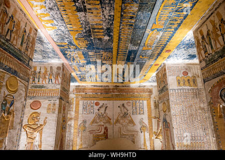 Geroglifici colorati e pitture murali in faraone Ramses camera di sepoltura nella tomba nella Vallery dei Re, Tebe, UNESCO, Egitto Foto Stock