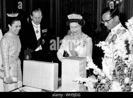 La regina Elisabetta II con il Duca di Edimburgo alla sua destra (a sinistra nella foto). Anni sessanta (?) Foto Stock