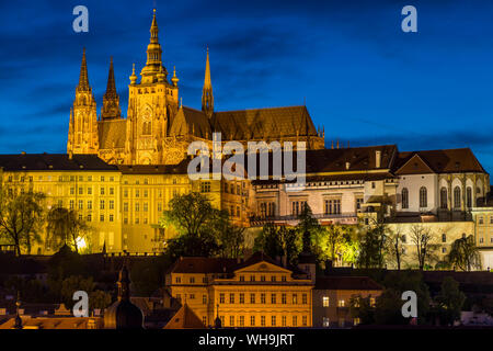 Illuminato il Castello di Praga e la Cattedrale di San Vito si vede dalle sponde del fiume Moldava, Sito Patrimonio Mondiale dell'UNESCO, Praga, Boemia, Repubblica Ceca Foto Stock