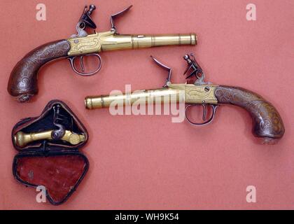 Pistole antiche di ottone pistola a botte inglese 1750 . Flintlock in caso. Foto Stock