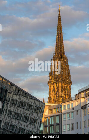 San Nikolai Memorial visto dalla Alsterfleet vicino Stadthausbruecke finalmente la luce solare, Amburgo, Germania, Europa Foto Stock