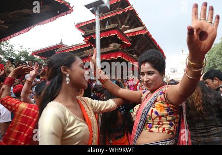 Kathmandu, Nepal. 2 Sep, 2019. La danza delle donne durante la celebrazione della festa Teej in Kathmandu, Nepal, Sett. 2, 2019. Le donne nepalesi lunedì ha celebrato il festival indù di Teej, durante la quale le donne sposate veloce per i loro mariti' lunga vita e buona salute mentre il celibe pregare per l'ideale mariti. Credito: Sunil Sharma/Xinhua Foto Stock