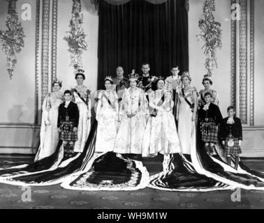 2 giugno 1953: la Regina Elisabetta II con altri membri della famiglia reale a Buckingham Palace dopo l'incoronazione. Foto Stock