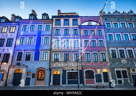 Riga della storica tenement case al tramonto nella Città Vecchia, Varsavia, Polonia Foto Stock