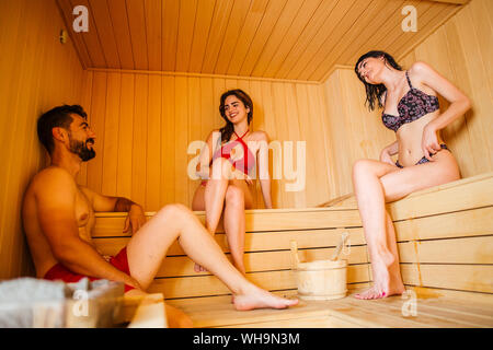 Donna e uomo seduto in una sauna Foto Stock