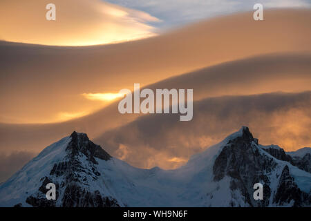 Nuvole lenticolari sopra coperta di neve mountain range, El Chalten, Patagonia, Argentina, Sud America Foto Stock