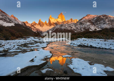 La gamma della montagna con Cerro Fitz Roy a sunrise riflessa nel fiume, parco nazionale Los Glaciares, UNESCO, El Chalten, Patagonia, Argentina, Sud America Foto Stock