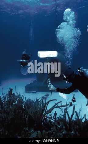 Immersioni Subacquee subacquei a lavorare al di fuori del Laboratorio di idraulica Bahamas Foto Stock