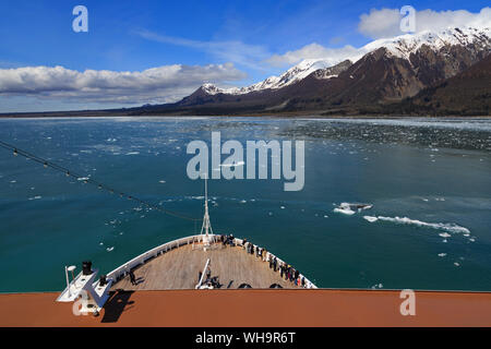 La nave di crociera, ghiacciaio Hubbard, disillusione Bay, Alaska, Stati Uniti d'America, America del Nord Foto Stock