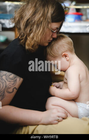 La madre gioca con il suo piccolo figlio a casa Foto Stock