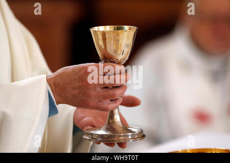 Roman Catholic Mass, celebrazione eucaristica, Saint-Nicolas de Veroce Chiesa, Alta Savoia, Francia, Europa Foto Stock