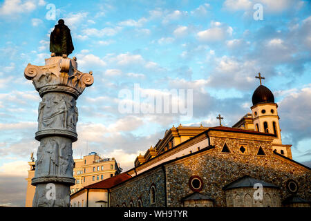 Colonna e chiesa ortodossa a Skopje, Repubblica di Macedonia, Europa Foto Stock