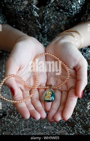 Donna buddista con un Buddha pendente, Vung Tau, Vietnam, Indocina, Asia sud-orientale, Asia Foto Stock