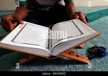 Lettura musulmano il Corano in moschea, Ho Chi Minh City, Vietnam, Indocina, Asia sud-orientale, Asia Foto Stock