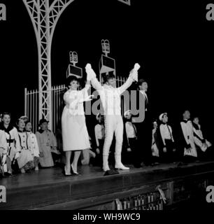 15 Giugno 1961: Marty Wilde (al centro della scena in bianco) stelle nel musical, Bye, Bye Birdie a Londra, Haymarket Theatre. Alla sua sinistra è Chita Rivera e alla sua destra, Peter Marshall. Wilde svolge un rock 'n' roll star nel film. Foto Stock