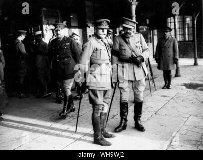 WW1/ Sir Douglas Haig e il comandante del portoghese forza expeditionary attesa presidente Guimeraes del Portogallo a stazione Lillers, ottobre 1917. Foto Stock