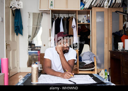 Malinconici artista durante il processo creativo in studio Foto Stock