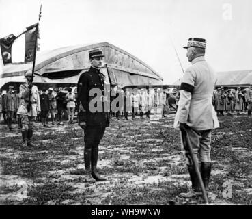 WW1: Capt. Guyhemer a Marne riceve la legione d'onore dal generale Franchet d'Esperey. Foto Stock