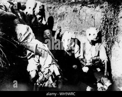 WW1: i Balcani. Le truppe britanniche indossando maschere a gas nelle trincee. Salonicco anteriore, 1916. Foto Stock