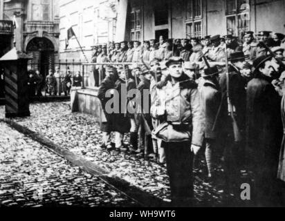 Ww1/ una sentinella di soldati Cecoslovacca di fronte alla provinciale quartier generale militare nella città minore di Praga, durante la notte da ottobre 29-30 th 1918. Foto Stock