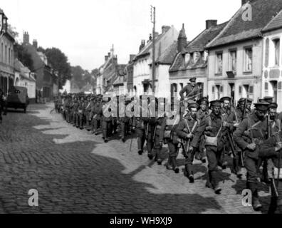 WW1: Fanteria britannica marciando attraverso Viuex Berquin dopo la battaglia di Loos, 1915. Foto Stock