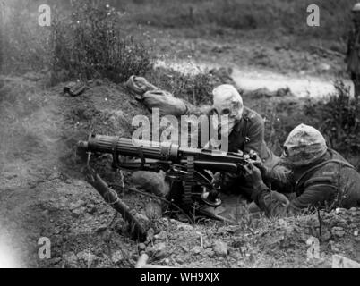 WW1: Battaglia delle Somme. Mitraglieri indossano le maschere antigas, vicino Ovillers, luglio 1916. Foto Stock