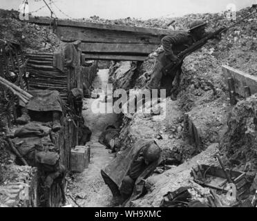 WW1: la vita in una superior-tipo trench, da qualche parte sul fronte occidentale. Un uomo veglia contro un attacco a sorpresa, i suoi camerati - giacenti in atteggiamenti grottesche - catturare alcuni momenti molto-aveva bisogno di dormire. Molte trincee erano semplicemente fori non protette da qualsiasi forma di sostegno e appena abbastanza alta per un uomo di crouch in, figuriamoci verticale. Foto Stock