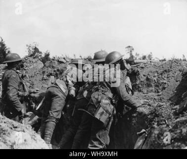 WW1: truppe alleate in una trincea. Soldati britannici con una mitragliatrice indossare maschere antigas. Foto Stock