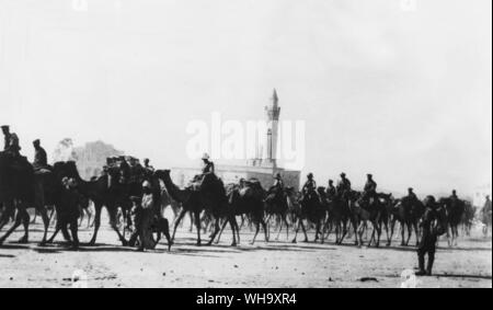 WW1: l'Imperial Camel Corps Brigata marciare nel Beersheba, 17 novembre 1917. A sud di Gerusalemme. Foto Stock