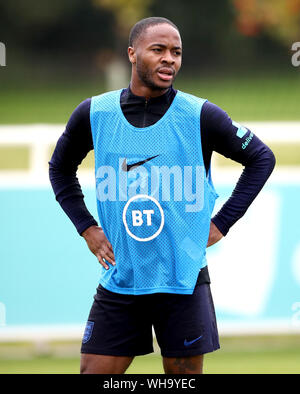 L'Inghilterra del Raheem Sterling durante una sessione di allenamento presso il St George's Park, Burton. Foto Stock