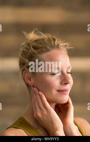 Ritratto di bella donna bionda, sullo sfondo di legno Foto Stock
