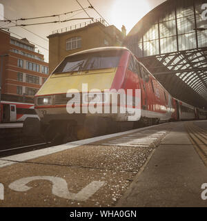 Classe 91 locomotiva in livrea LNER aspettando a Kings Cross stazione ferroviaria di Londra, Inghilterra. Foto Stock