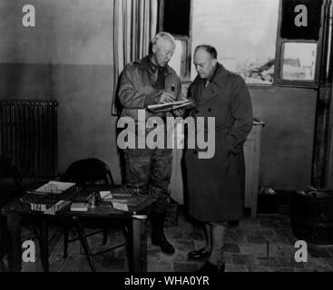 WW2: Gen. Eisenhower (a destra) e il tenente Gen George S. Patton esaminare una mappa in ufficio Pattons. La Tunisia, 16 marzo 1943. Foto Stock