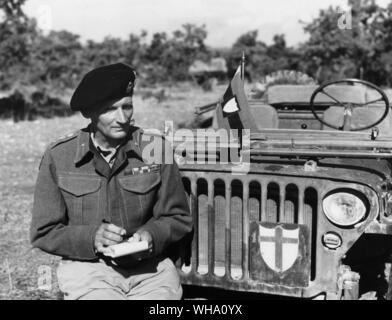 WW2: Maresciallo di Campo Montgomery seduto sulla parte anteriore di una jeep. Montgomery, Bernard Law (Monty; Visconte Montgomery di Alamein) British generale; ha conquistato la vittoria ad El Alamein nella II Guerra Mondiale 1942; ha contribuito a piano di invasione della Normandia  1887-1976 . . Foto Stock