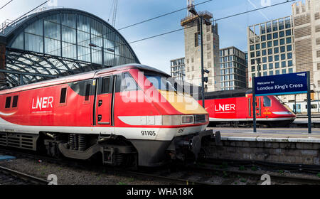 Classe 91 e Classe 43 locomotive in livrea LNER aspettando a Kings Cross stazione ferroviaria di Londra, Inghilterra. Foto Stock