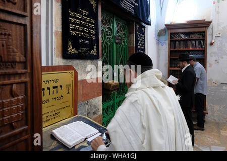 Gli Ebrei religiosi pregando in Giacobbe hall accanto al lato Israeliano del cenotafio di Lia Biblica all'interno della grotta dei patriarchi o Tomba dei patriarchi, noto per gli ebrei come la caverna di Macpela e ai musulmani come al-Haram al-Ibrahimi o il Santuario di Abramo, situato nel cuore della città vecchia di Hebron nel sud della Cisgiordania. Israele Foto Stock