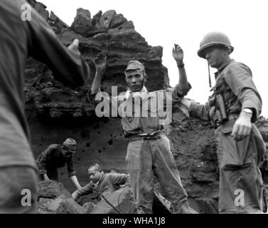WW2: catturato un soldato giapponese. Catturato dall'Iwo Jima grotta nella quale con altre venti Japs, essi avevano nascosto per diversi giorni. Essi sono stati trattati con umanità, che era contrario a ciò che avevano creduto prima di cattura. 5 aprile 1945. Foto Stock