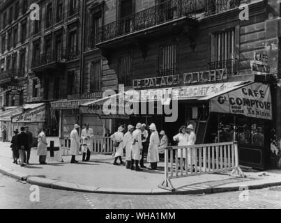 WW2: la liberazione di Parigi, 25 agosto 1944. La Croix Rouge, Palazzo Clichy. La Croce Rossa presso il Palazzo Clichy. Foto Stock