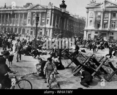 WW2: nazista cecchini fuoco sulla folla parigina. I parigini scatter come nazista di cecchini aprono il fuoco contro uomini, donne e bambini raccolta per salutare l'entrata delle truppe alleate durante la liberazione di Parigi, 25 agosto 1944. Foto Stock