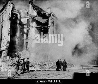 WW2: truppe naziste catturato in blazing Aachen. Fanti della 1US Army accompagnatrici cinque prigionieri tedeschi. Ottobre 1944. Foto Stock